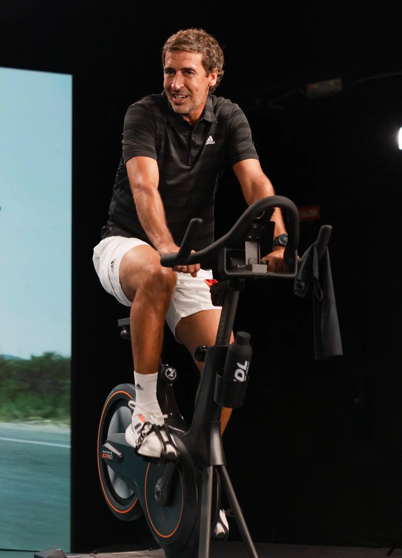 不是告别, 任感的培养, 斯蒂亚工作