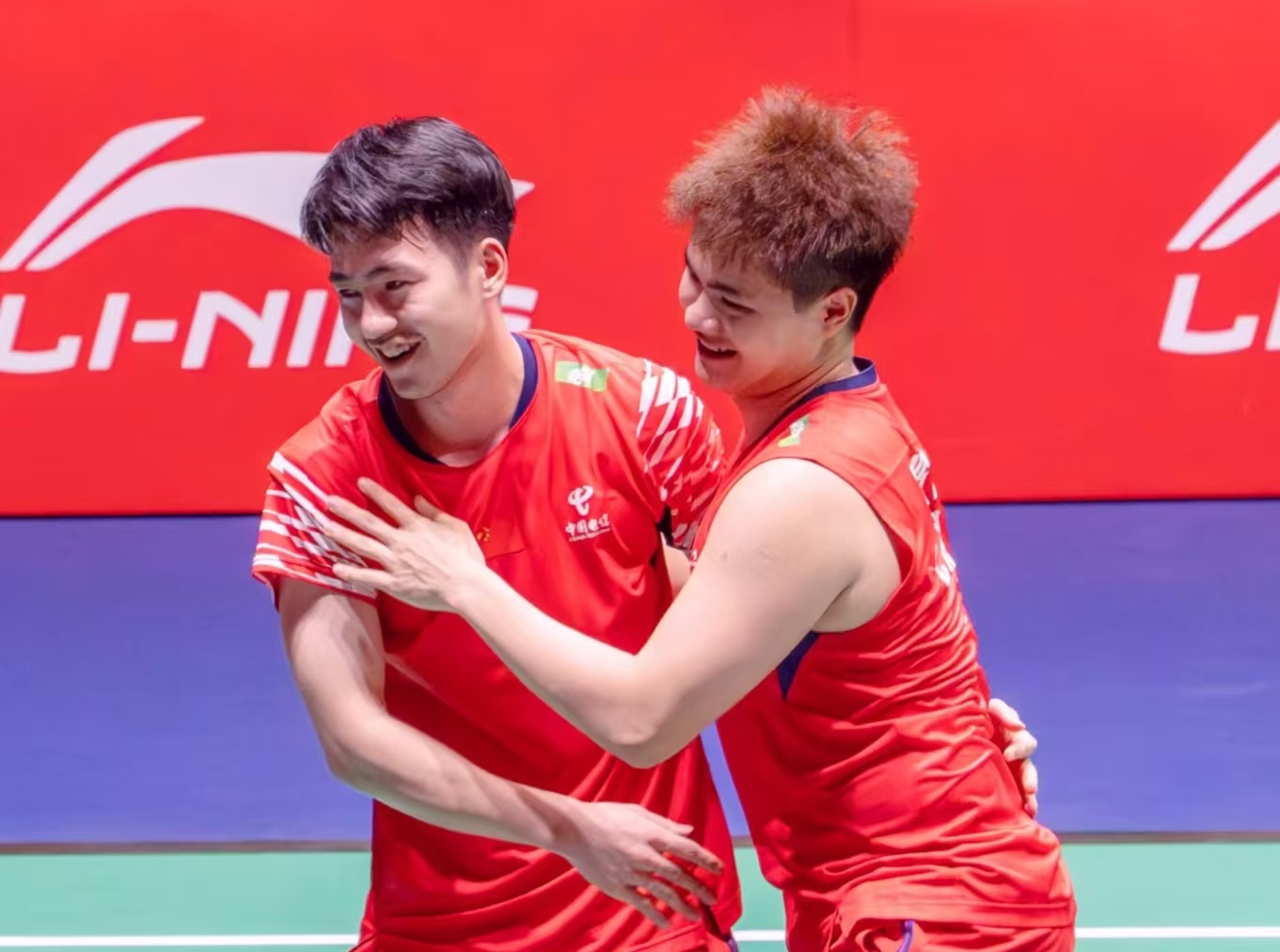 扳平比分, 颁奖时国歌, amp