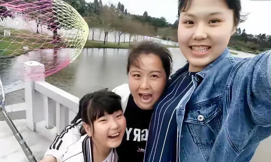 Oqzfe, 校门口的媒